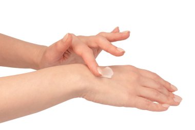 Beyaz arka planda izole edilmiş kadın ellerinde bej krem tüpü. Kadın elinin üzerindeki krema örneği. Cilt bakımı kavramı.