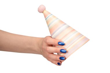 Beyaz arka planda izole edilmiş kadınların ellerinde renkli bir doğum günü şapkası..