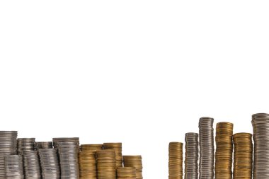 Beyaz arka planda izole edilmiş bozuk para yığını. Bankacılık ve para. 