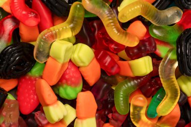 Çeşitli renkli sakızlı şekerler. Üst te. Jöle tatlılar.