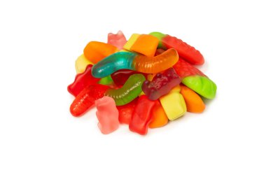 Beyaz arka planda izole edilmiş çeşitli renkli jelibon şekerler. Üst Manzara. Jöleli şekerler.
