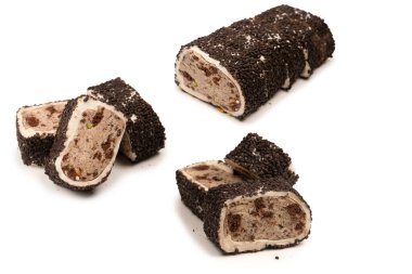 Çikolata ve fındıklı tatlı rulo, Türk tatlıları. Türk rahat beyaz zemin üzerinde izole. 