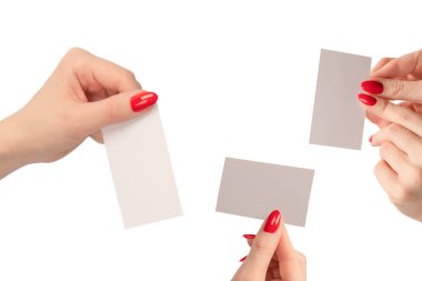 Beyaz arka planda kırmızı tırnaklı boş bir kart. Boşluğu kopyala. 