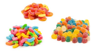 Beyaz arka planda izole edilmiş çeşitli renkli jelibon şekerler. Üst Manzara. Jöleli şekerler.