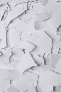 Arkaplan olarak boş beyaz kağıt parçaları. Metin veya tasarım için boşluk. 