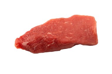 Dana eti parçaları beyaz arka planda izole edilmiş. Üst görünüm.