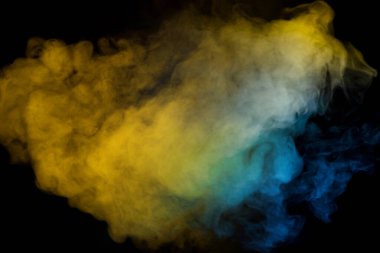 Siyah arka planda mavi ve sarı buhar. Boşluğu kopyala.