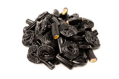 Beyaz arka planda izole edilmiş jöle anason şekeri. Siyah jöleli şekerler. Üst Manzara. Lezzetli jelatin şekerler..