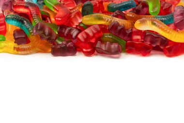 Beyaz arka planda izole edilmiş çeşitli renkli jelibon şekerler. Üst Manzara. Jöleli şekerler.