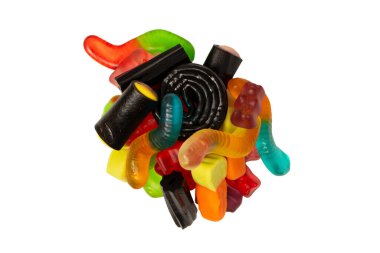 Beyaz arka planda izole edilmiş çeşitli renkli jelibon şekerler. Üst Manzara. Jöleli şekerler.