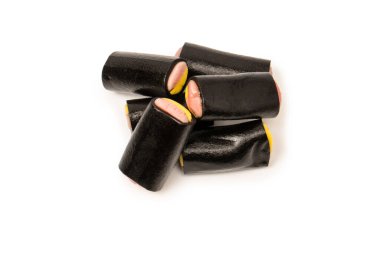 Beyaz arka planda izole edilmiş jöle anason şekeri. Siyah jöleli şekerler. Üst Manzara. Lezzetli jelatin şekerler..