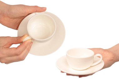 Beyaz arka planda izole edilmiş kahve fincanı ve çay tabağı tutan kadın.. 