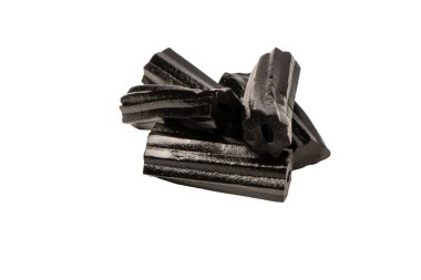 Beyaz arka planda izole edilmiş jöle anason şekeri. Siyah jöleli şekerler. Üst Manzara. Lezzetli jelatin şekerler..