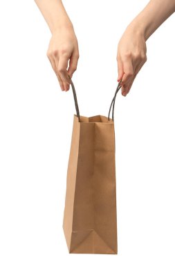 Beyaz bir arka planda, kadının elindeki kağıt torba. Kokteyl alışverişi..