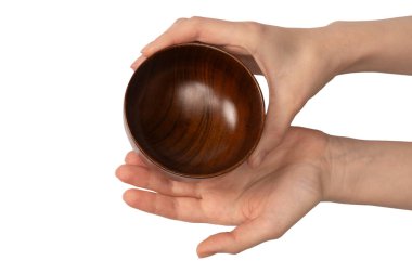 Kadın eli beyaz arka planda izole edilmiş ahşap bir kase tutuyor.. 