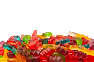 Beyaz arka planda izole edilmiş çeşitli renkli jelibon şekerler. Üst Manzara. Jöleli şekerler.