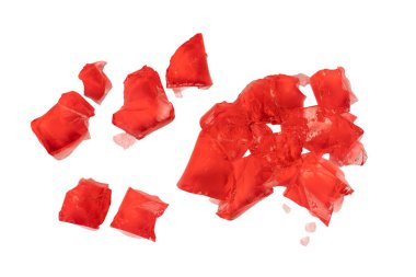 Beyaz arka planda izole edilmiş tatlı meyve jölesi. Jelatin küpleri.