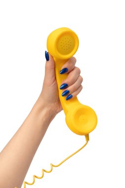 Kadının elindeki sarı cep telefonu beyaza izole edilmiş. Boşluğu kopyala.