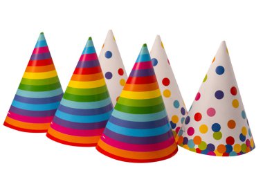 Beyaz arkaplanda izole edilmiş renkli doğum günü şapkası.