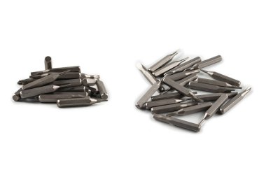 Bir grup Phillips tornavida parçasının beyaz arka plan ipuçlarında izole edilmiş. Üst görünüm. 