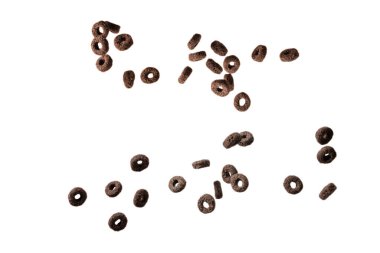 Çikolata halkaları gevrekleri bir kaseye dökülür. Kahvaltıda. Beyaz bir arkaplanda izole edilmiş. 