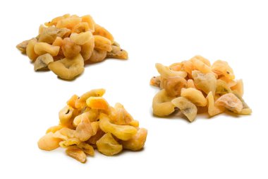 Kurumuş tutku meyvesi beyaz arka planda izole edilmiş. Üst görünüm. 