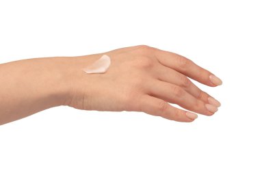 Beyaz arka planda izole edilmiş kadın ellerinde bej krem tüpü. Kadın elinin üzerindeki krema örneği. Cilt bakımı kavramı.