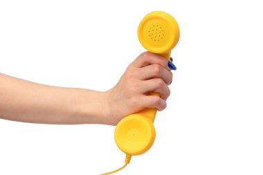 Kadının elindeki sarı cep telefonu beyaza izole edilmiş. Boşluğu kopyala.