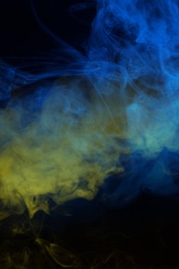 Siyah arka planda sarı buhar. Boşluğu kopyala.