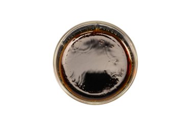 Beyaz arkaplanda izole edilmiş plastik bardaktaki kola soda..