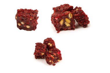 Nar ve fındıklı tatlı rulo, Türk tatlıları. Türk rahat beyaz zemin üzerinde izole.