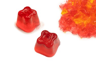 Beyaz arka planda izole edilmiş tatlı meyve jölesi. Jelatin küpleri.