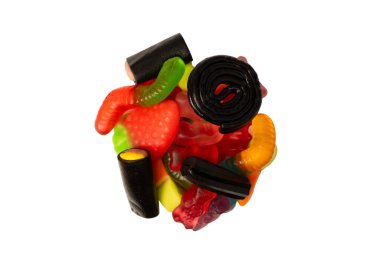 Beyaz arka planda izole edilmiş çeşitli renkli jelibon şekerler. Üst Manzara. Jöleli şekerler.