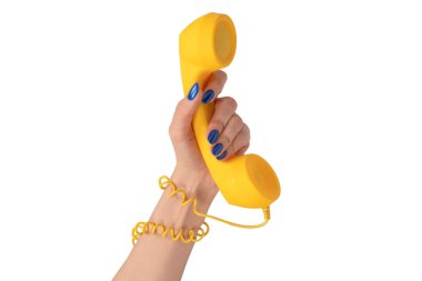 Kadının elindeki sarı cep telefonu beyaza izole edilmiş. Boşluğu kopyala.