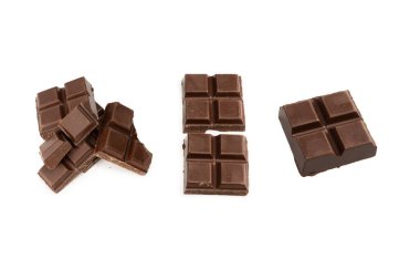 Beyaz bir arka plan üzerinde izole çikolata. 