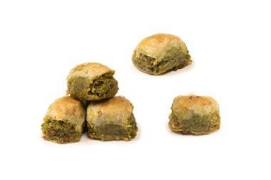 Türk fıstıklı baklavası beyaz zemin üzerinde izole edilmiş. 