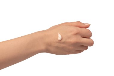 Beyaz arka planda izole edilmiş kadın ellerinde bej krem tüpü. Kadın elinin üzerindeki krema örneği. Cilt bakımı kavramı.