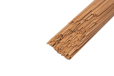 Beyaz bir arka plan üzerinde izole buğday noodle. 