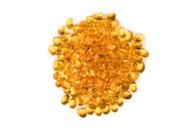 Beyaz zemin üzerinde izole edilmiş bir grup sarı kapsül. 