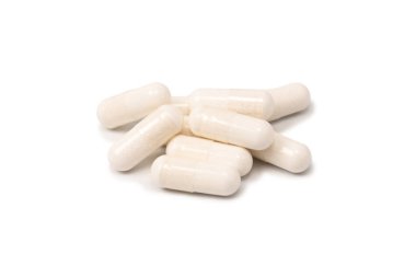 Beyaz arka planda izole edilmiş beyaz hap kapsülü. 