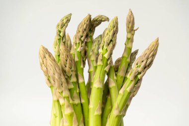 Kuşkonmaz beyaz bir arkaplanda izole edilmiş. 