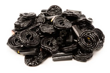 Beyaz arka planda izole edilmiş jöle anason şekeri. Siyah jöleli şekerler. Üst Manzara. Lezzetli jelatin şekerler..