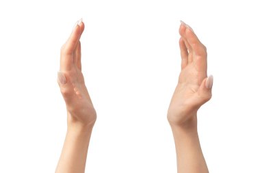 Kadın elleri beyaz bir arka planda izole edilmiş. Çıplak tırnak cilası.