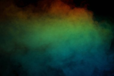 Siyah arka planda kırmızı ve yeşil buhar. Boşluğu kopyala.