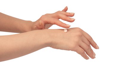 Beyaz arka planda izole edilmiş kadın ellerinde bej krem tüpü. Kadın elinin üzerindeki krema örneği. Cilt bakımı kavramı.