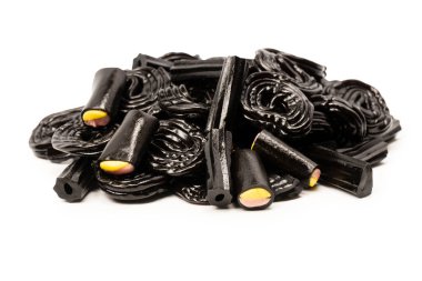 Beyaz arka planda izole edilmiş jöle anason şekeri. Siyah jöleli şekerler. Üst Manzara. Lezzetli jelatin şekerler..