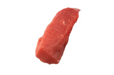 Dana eti parçaları beyaz arka planda izole edilmiş. Üst görünüm.