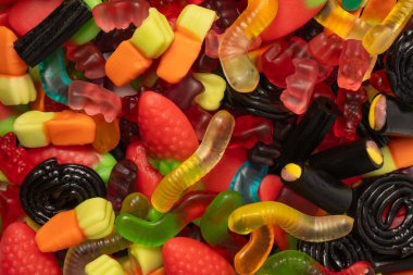 Çeşitli renkli sakızlı şekerler. Üst te. Jöle tatlılar.