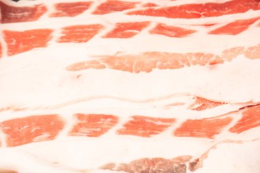 Arka plan olarak lezzetli çiğ domuz pastırması. Üst görünüm.