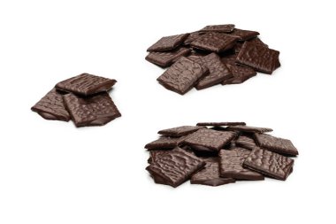 Beyaz arka planda izole edilmiş siyah çikolata şekerleri.. 